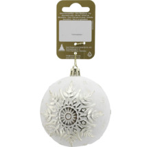 Weiße Christbaumkugel mit silbernem Schneeflocken-Motiv und goldener Aufhängung.
