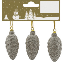 Dreierpack Weihnachtsbaumanhänger in Zapfenform mit silberner Glitzer-Oberfläche an goldenen Aufhängern. Geroma Logo.