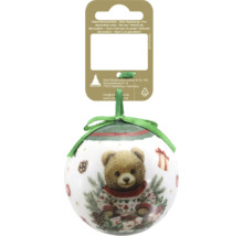 Christbaumkugel mit Teddybär-Motiv im Pullover, Tannenzweigen und grüner Schleife zum Aufhängen.