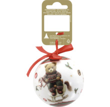 Weihnachtskugel mit Motiv eines Teddybären auf einem Schaukelpferd, rote Schleife und Pappkarte.