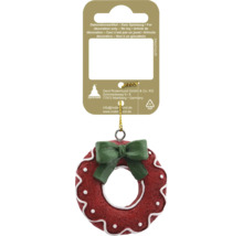 Weihnachtsanhänger als roter Kranz mit grüner Schleife, weißen Verzierungen, Geroma Logo und Symbol für recyclingfähige Pappe.