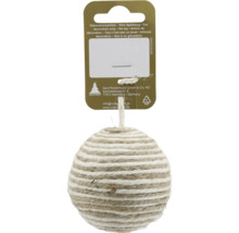 Dekorative Weihnachtskugel aus Jute und weißem Seil mit Schlaufe zum Aufhängen.