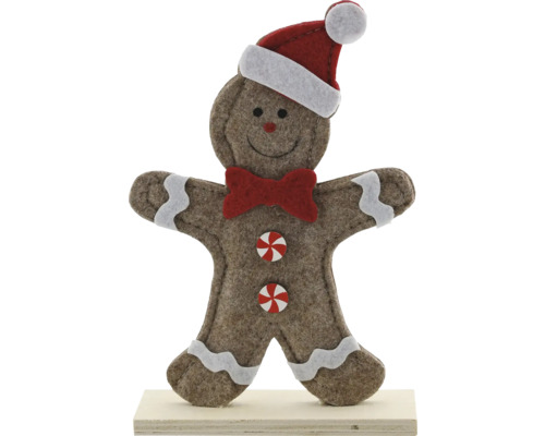 Weihnachtsdekoration Lebkuchenmann aus Filz mit Nikolausmütze, Fliege und Knöpfen in Zuckerstangen-Optik auf einem Holzsockel.