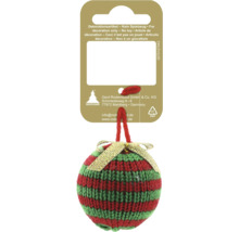 Gestreifte Weihnachtskugel aus Strick in Rot und Grün mit goldener Schleife und roter Aufhängeschlaufe.