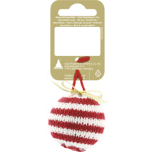 Gestrickte Christbaumkugel, rot-weiß gestreift, goldene Schleife, rotes Band. Inklusive Geroma Logo, Entsorgungssymbol Papier und Warnhinweis kein Spielzeug.