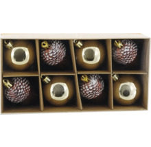 Weihnachtsbaumschmuck aus Glas im 8er-Set mit glatten braunen Kugeln mit Vertiefung und braunen Zapfen mit weißem Schneeeffekt.