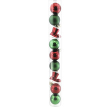 Set Weihnachtsbaumschmuck in einer Klarsichtbox mit roten und grünen Christbaumkugeln sowie roten Weihnachtsstiefeln.