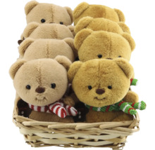 Mehrere Plüsch-Teddybären mit Schals in einem Weidenkorb.