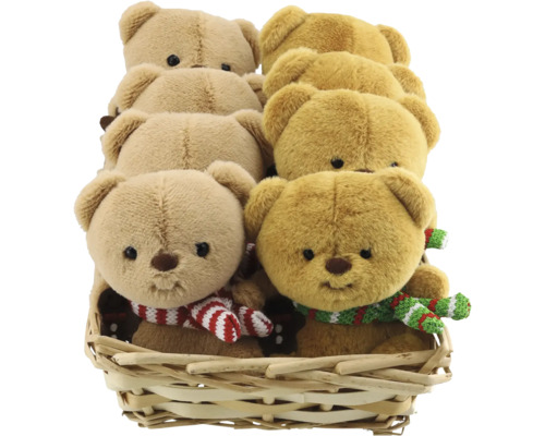 Mehrere Plüsch-Teddybären mit Schals in einem Weidenkorb.