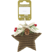 Weihnachtsanhänger Stern aus braunem Strick mit Tannenzapfen, roten Beeren und Juteschleife.