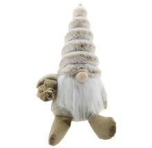 Weihnachts-Wichtel mit langem weißem Bart, hoher Kunstfellmütze und einem kleinen Jutesack.
