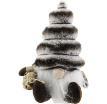 Weihnachtswichtel mit gestreifter Kunstfellmütze, weißem Bart, braunen Füßen und kleinem Jutesack.