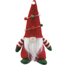 Weihnachts-Wichtel aus Stoff mit roter Mütze, weißem Bart und rot-weiß gestreiften Ärmeln.