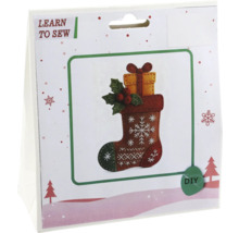 Nähset zum Selbermachen für einen Weihnachtsstrumpf aus Filz mit Schneeflocken und Geschenkkarton-Motiv.