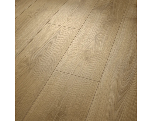 Laminatboden mit ausgeprägter Holzmaserung in Eichenoptik.