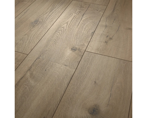 Laminatboden in Eichenoptik mit ausgeprägter Holzmaserung und sichtbaren Astlöchern.