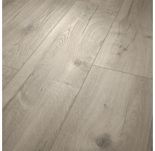 Heller Laminatboden in Eichenoptik mit sichtbarer Holzmaserung und Astlöchern.