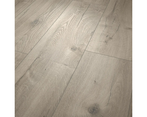 Heller Laminatboden in Eichenoptik mit sichtbarer Holzmaserung und Astlöchern.