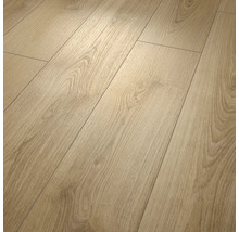 Laminatboden in Eichenoptik mit deutlicher Holzmaserung im Design einer Landhausdiele.