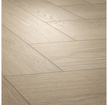 Laminatboden in Holzoptik mit Chevron-Muster für den Innenbereich.