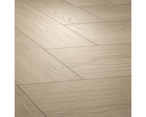 Laminatboden in Holzoptik mit Chevron-Muster für den Innenbereich.