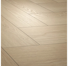 Laminatboden in heller Eichenoptik mit Chevron-Muster.