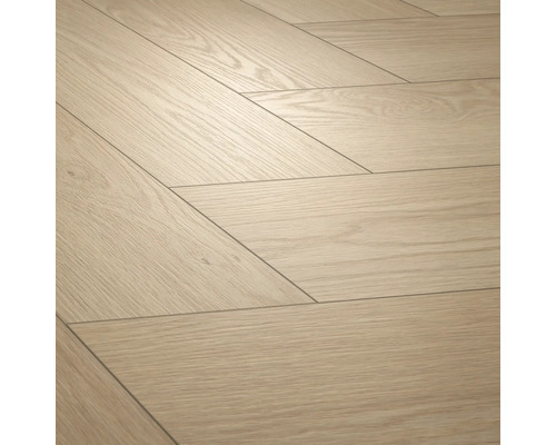 Laminatboden in heller Eichenoptik mit Chevron-Muster.