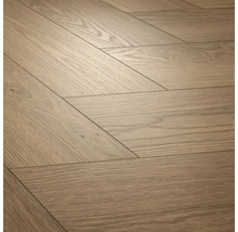 Laminatboden in Eichenoptik mit Chevron-Muster und strukturierter Holzoberfläche.