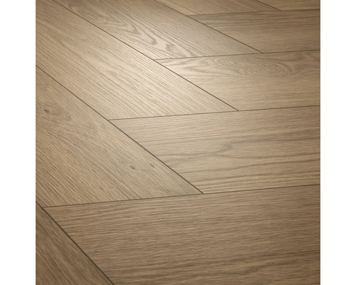 Laminatboden in Eichenoptik mit Chevron-Muster und strukturierter Holzoberfläche.