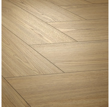 Laminatboden in Eichenoptik mit Chevron-Verlegemuster und strukturierter Holzoberfläche.