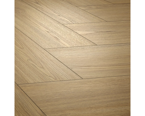 Laminatboden in Eichenoptik mit Chevron-Verlegemuster und strukturierter Holzoberfläche.