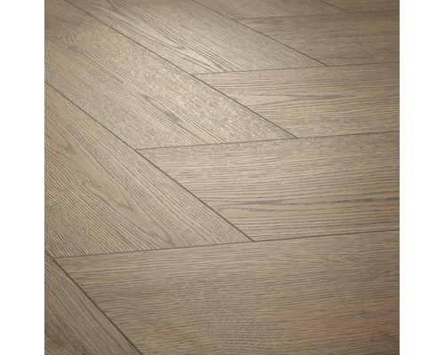 Laminatboden in Holzoptik mit Chevron-Muster.