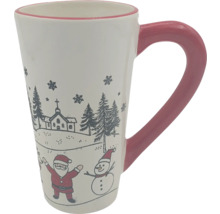 Hoher Keramikbecher mit Henkel und Weihnachtsmotiv mit Weihnachtsmann, Schneemann und Winterlandschaft.