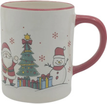 Weihnachtstasse aus Keramik mit Motiven von Weihnachtsmann, Tannenbaum und Schneemann.