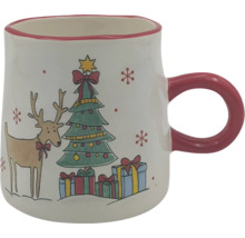Weihnachtstasse aus Keramik mit rotem Rand, rotem Henkel und Motiven von einem Rentier, einem Weihnachtsbaum und Geschenken.