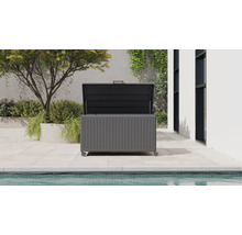 Offene Garten-Auflagenbox mit Rollen und Griff auf einer modernen Terrasse an einem Pool mit Pflanzen.