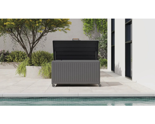 Offene Garten-Auflagenbox mit Rollen und Griff auf einer modernen Terrasse an einem Pool mit Pflanzen.