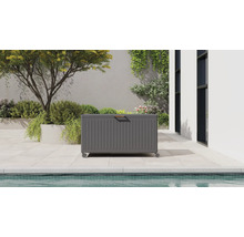 Dunkelgraue Gartenbox aus Metall mit Rollen auf einer Terrasse an einem Pool.
