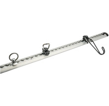 Aluminium Zurrschiene mit verschiedenen Fittingen wie Ringösen und einem Haken zur Ladungssicherung.