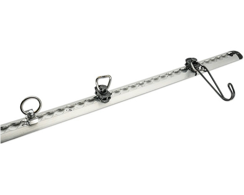 Aluminium Zurrschiene mit verschiedenen Fittingen wie Ringösen und einem Haken zur Ladungssicherung.