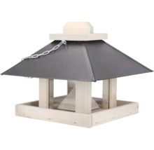 Vogelfutterhaus aus hellem Holz mit dunklem Metalldach und Kette zum Aufhängen.
