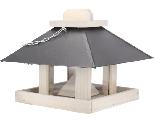 Vogelfutterhaus aus hellem Holz mit dunklem Metalldach und Kette zum Aufhängen.