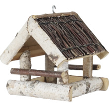Vogelhaus aus Birkenholz und Zweigen mit Metallhaken zum Aufhängen.