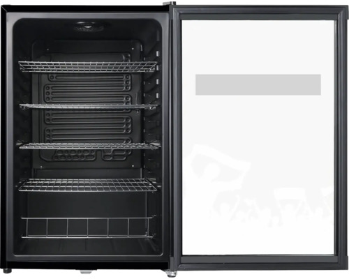 Offener Getränkekühlschrank mit Glastür und vier Gitterregalen im schwarzen Innenraum.