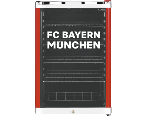 Roter Getränkekühlschrank mit FC Bayern München Logo auf der Glastür, Cubes Logo und Gitterregalen.
