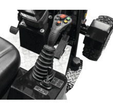 Bedienelemente einer Baumaschine mit einem Multifunktions-Joystick, Tasten und einem Verriegelungshebel auf Riffelblech.