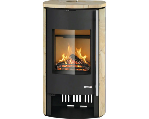 Kaminofen Accente mit Sandsteinverkleidung, Sichtscheibe mit brennendem Holzfeuer und Edelstahlgriff.