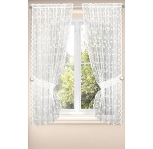 Fenster mit weißer Gardine mit Blumenmuster