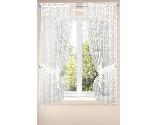 Fenster mit weißer Gardine mit Blumenmuster