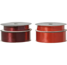 Zwei Stapel dekoratives Satinband in Rot und Weinrot für Geschenkverpackungen und Bastelarbeiten.